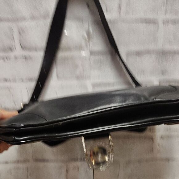 Sophisticated Black Leather Shoulder Bag with Silver Clasp - Picture 4 of 6